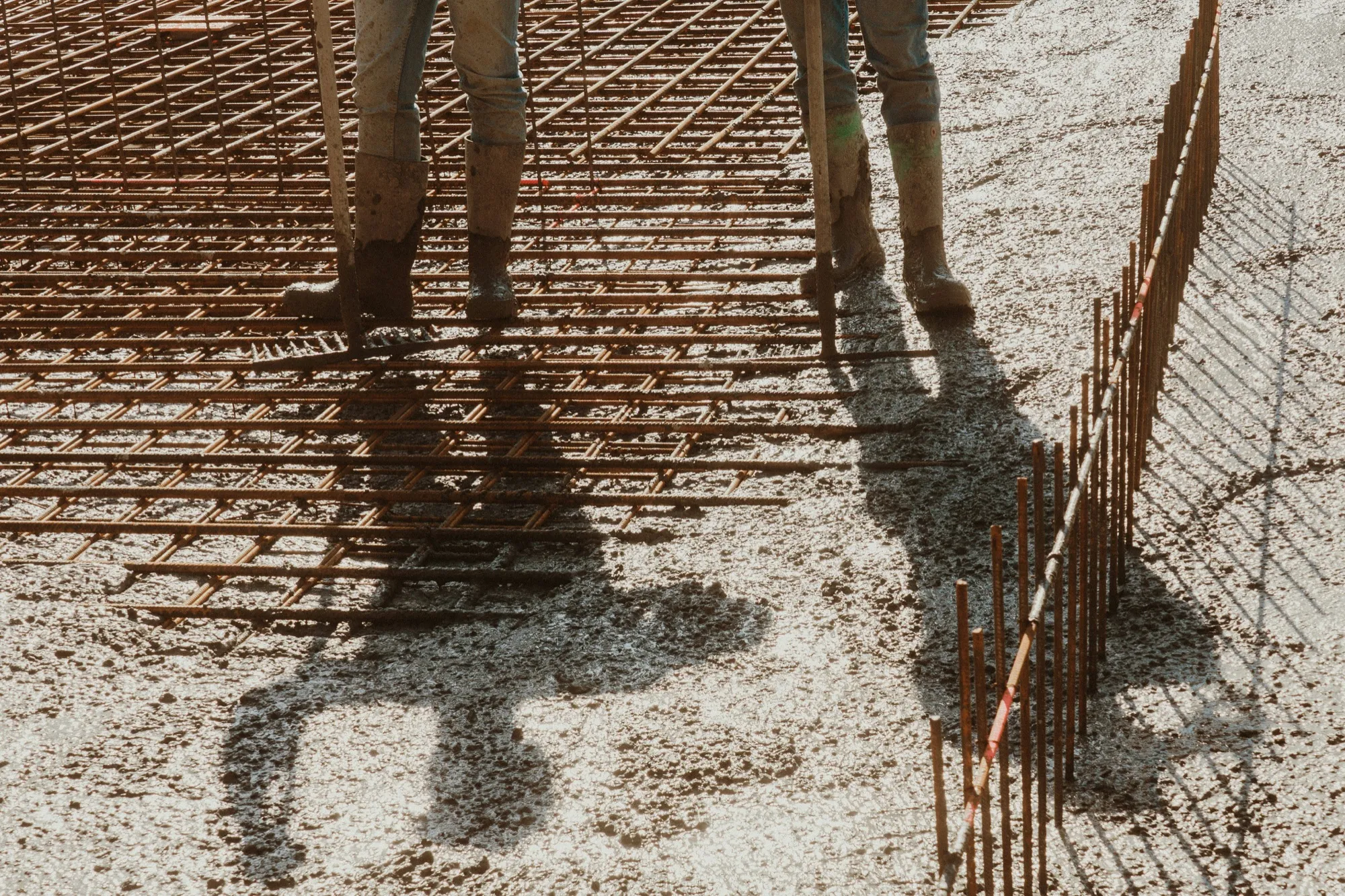 Vlechtwerk van betonstaal — het fundament van een gebouw in aanbouw.