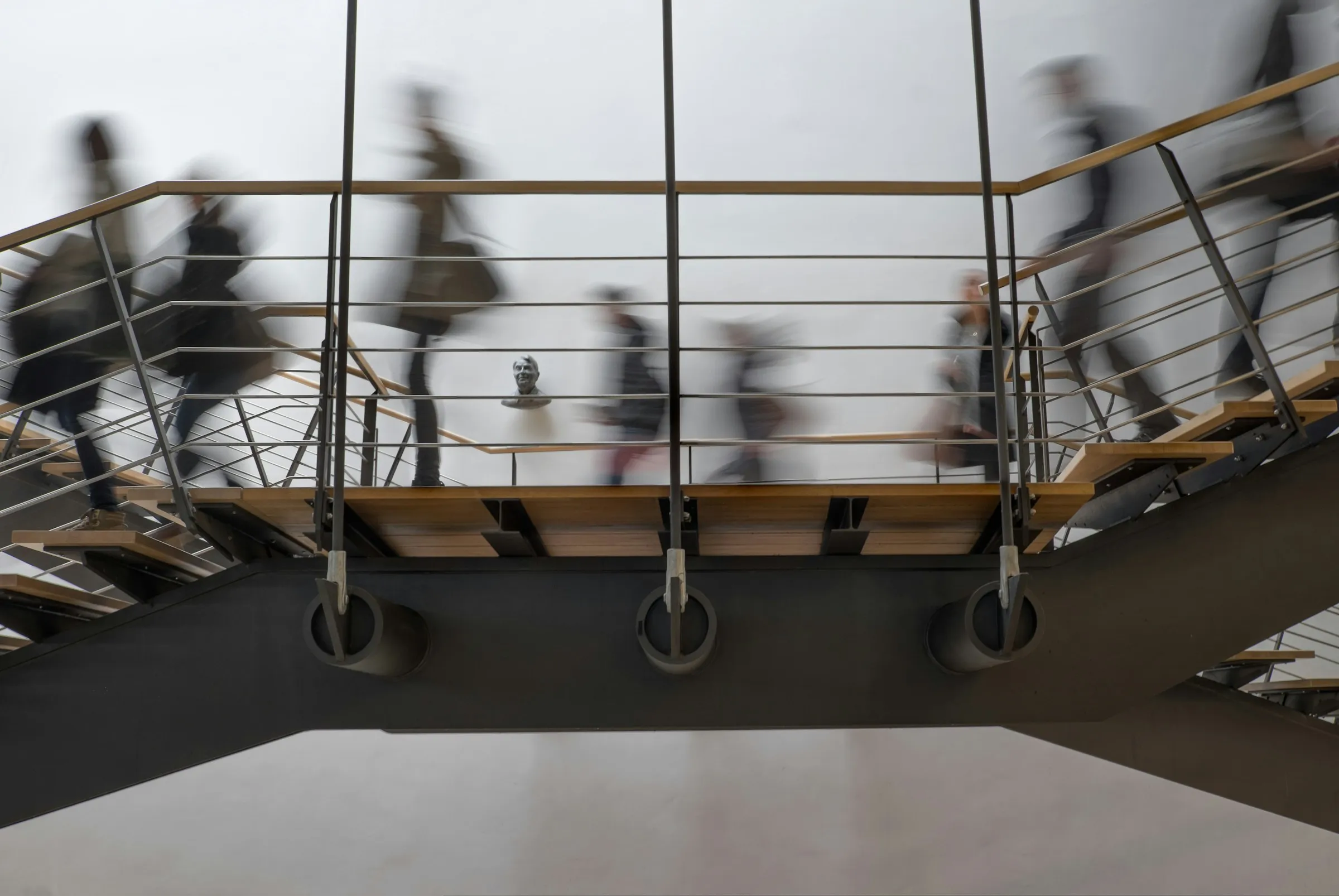 Studenten in beweging op een trap, vastgelegd met een lange sluitertijd.